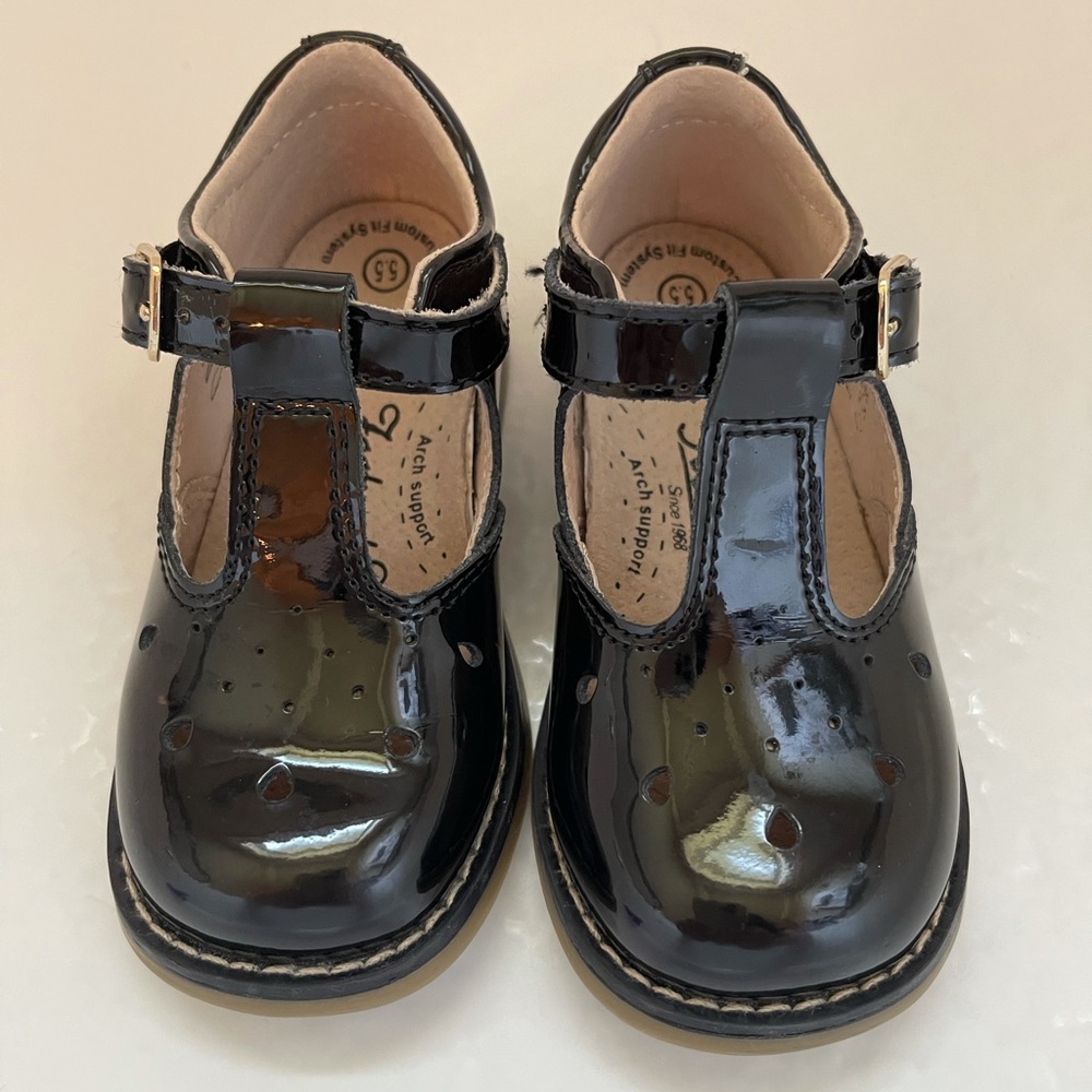 Footnotes black patent leather Mary Jane shoes